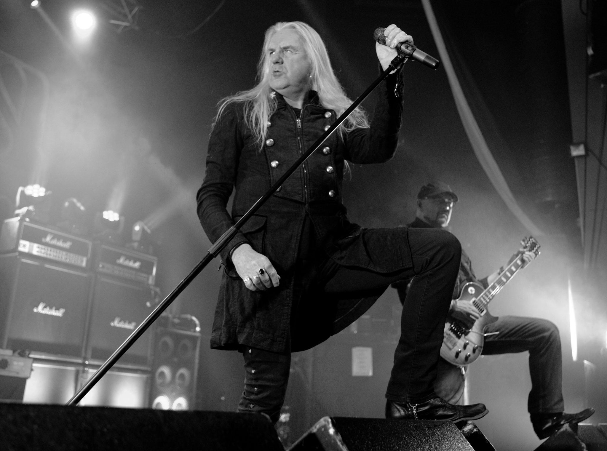 Vocalista do Saxon, Biff Byford divulga o álbum solo School of Hard Knocks